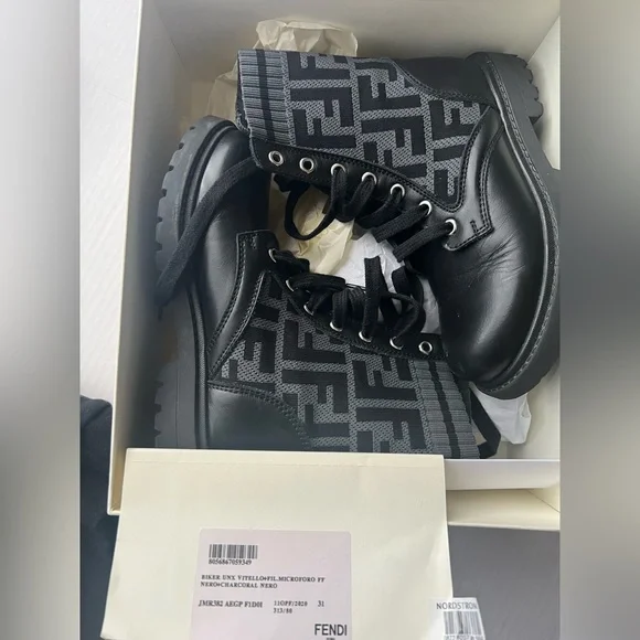 Fendi kids boots size 31. Fendi sweatshirt boys size 6Y - Picture 2 of 3